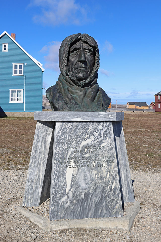 La statua commemorativa di Roald Amundsen a Ny-Ålesund alle Svalbard