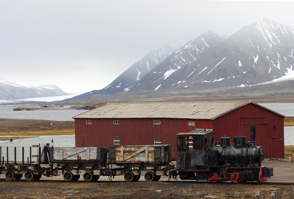 Il vecchio treno utilizzato nell'attività mineraria a Ny-Ålesund, Svalbard