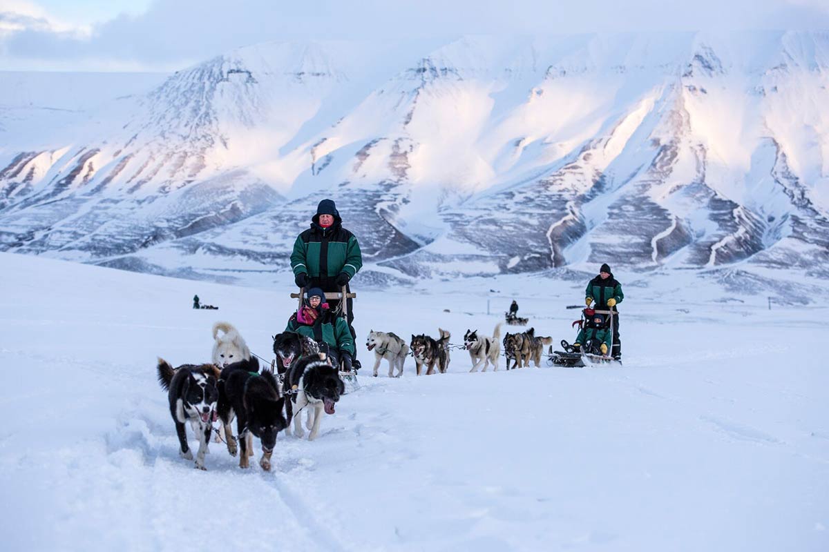 Slitta trainata da cani vicino Longyearbyen, Svalbard