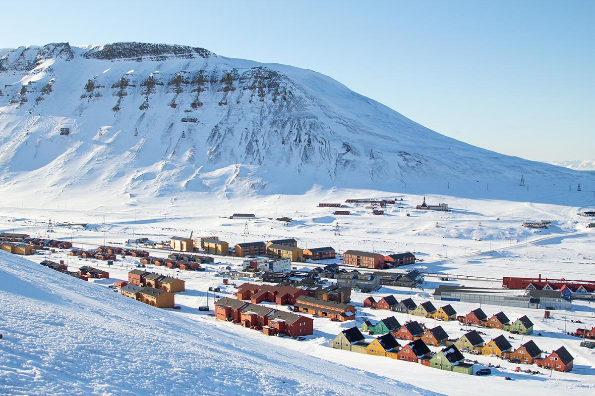 veduta città di longyearbyen alle svalbard